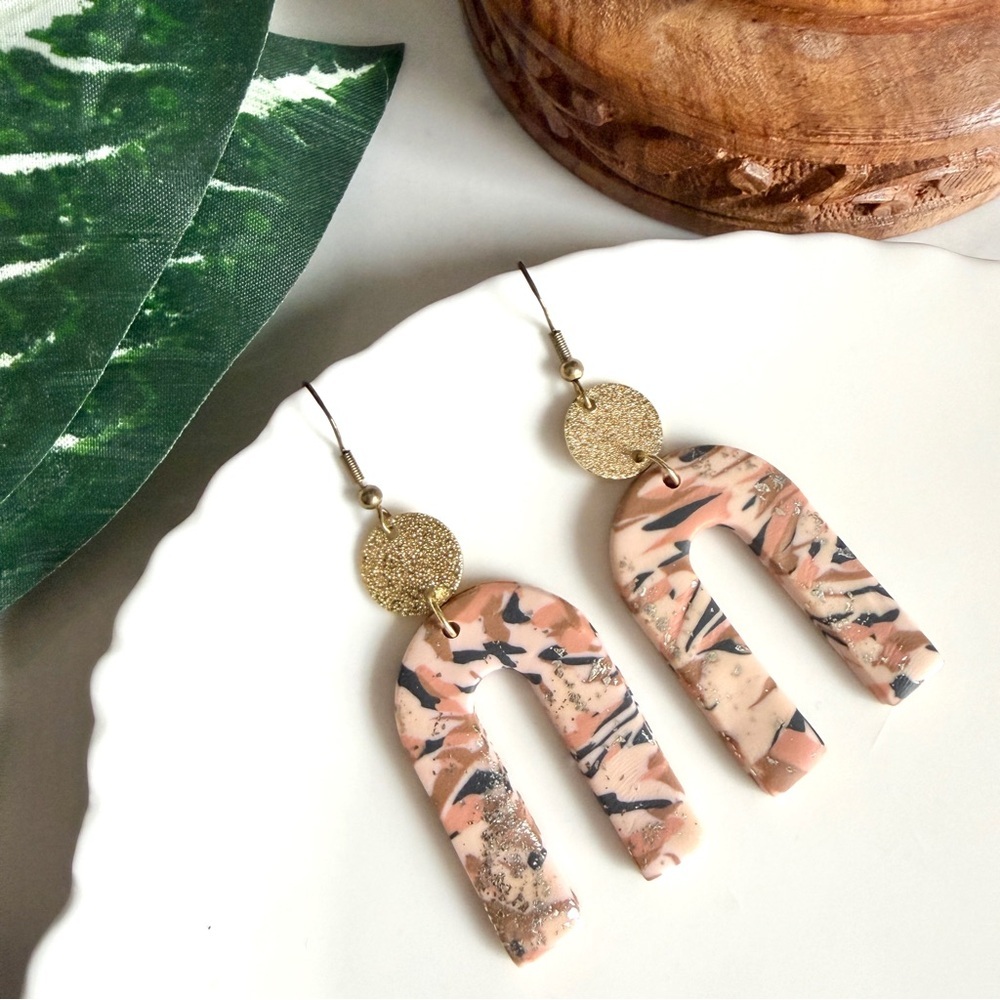 3/$22🩶 Peach Marbled Polymer Clay Arch Earrings Gold Dangle PREOWNED Jewelry